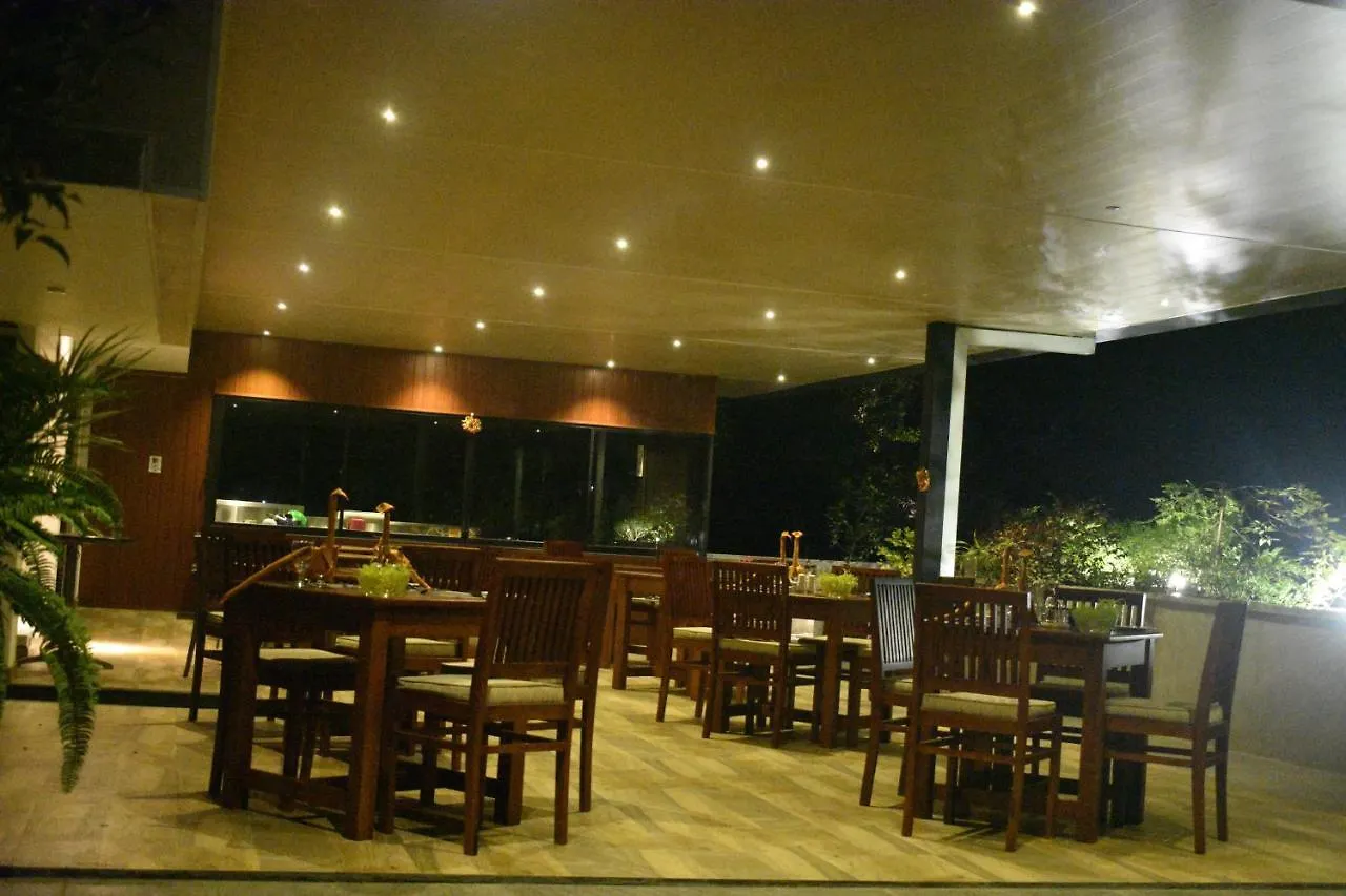 Hotel Lotus Lake Residence Kandy