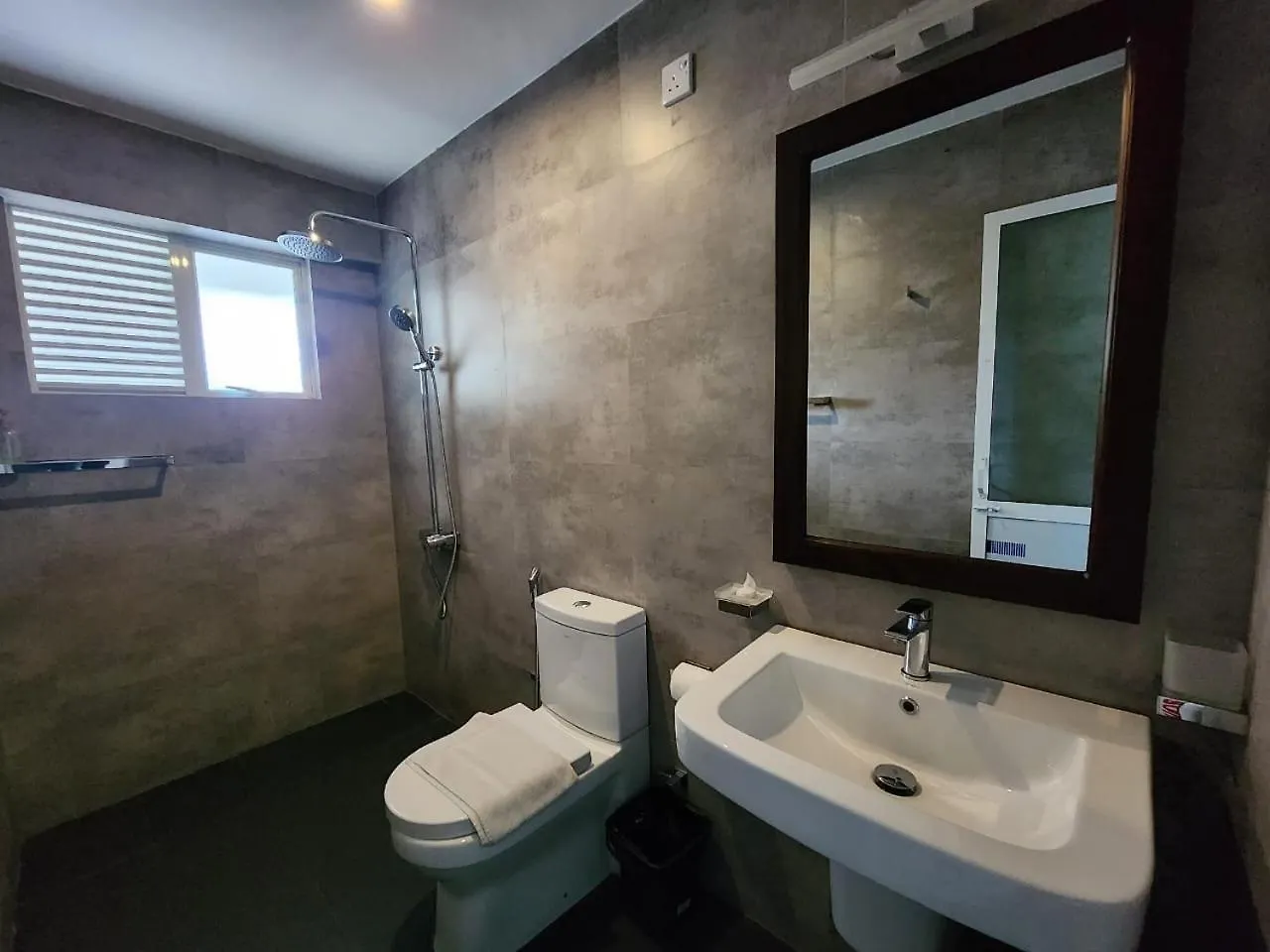 Hotel Lotus Lake Residence Kandy